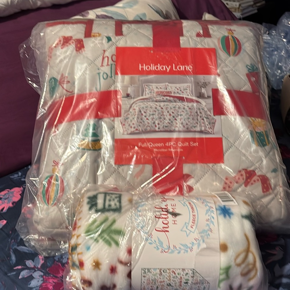 Never used brand new Christmas 4pcs Full/Queen Quilt set with a fleece blanket
